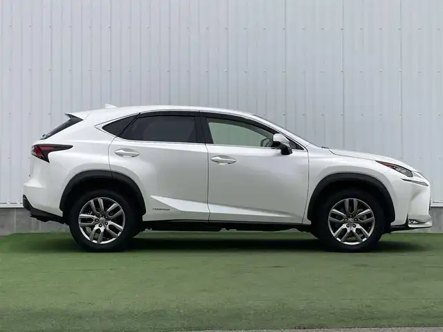 レクサス ＮＸ 300h バージョンL 香川県 2015(平27)年 4.9万km ソニッククォーツ 純正SDナビゲーション/フルセグ　AM FM CD DVD　USB　Bluetooth　AUX　SD/パワーバックドア/バックガイド　サイドモニター/クルーズコントロール/ドライブモードセレクト/革巻きステアリング/パドルシフト/ステアリングヒーター/革シート/前席シートヒーター/前席シートベンチレーション/前席パワーシート/運転席メモリーシート/パワーイージーアクセスシステム/電動格納リクライニング機能付6：4割分割可倒式リアシート/ETC2.0/社外前方ドライブレコーダー/プッシュスタート/AC100V　１００Wアクセサリーコンセント【リア】/電子パーキング　オートホールド/スマートキー/角型三眼LEDヘッドランプ/LEDデイライト/オートライトシステム/純正リアスポイラー/純正18インチアルミホイール