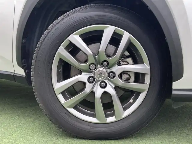 レクサス ＮＸ 300h バージョンL 香川県 2015(平27)年 4.9万km ソニッククォーツ 純正SDナビゲーション/フルセグ　AM FM CD DVD　USB　Bluetooth　AUX　SD/パワーバックドア/バックガイド　サイドモニター/クルーズコントロール/ドライブモードセレクト/革巻きステアリング/パドルシフト/ステアリングヒーター/革シート/前席シートヒーター/前席シートベンチレーション/前席パワーシート/運転席メモリーシート/パワーイージーアクセスシステム/電動格納リクライニング機能付6：4割分割可倒式リアシート/ETC2.0/社外前方ドライブレコーダー/プッシュスタート/AC100V　１００Wアクセサリーコンセント【リア】/電子パーキング　オートホールド/スマートキー/角型三眼LEDヘッドランプ/LEDデイライト/オートライトシステム/純正リアスポイラー/純正18インチアルミホイール