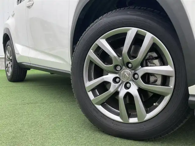 レクサス ＮＸ 300h バージョンL 香川県 2015(平27)年 4.9万km ソニッククォーツ 純正SDナビゲーション/フルセグ　AM FM CD DVD　USB　Bluetooth　AUX　SD/パワーバックドア/バックガイド　サイドモニター/クルーズコントロール/ドライブモードセレクト/革巻きステアリング/パドルシフト/ステアリングヒーター/革シート/前席シートヒーター/前席シートベンチレーション/前席パワーシート/運転席メモリーシート/パワーイージーアクセスシステム/電動格納リクライニング機能付6：4割分割可倒式リアシート/ETC2.0/社外前方ドライブレコーダー/プッシュスタート/AC100V　１００Wアクセサリーコンセント【リア】/電子パーキング　オートホールド/スマートキー/角型三眼LEDヘッドランプ/LEDデイライト/オートライトシステム/純正リアスポイラー/純正18インチアルミホイール