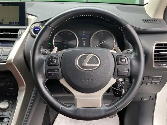 レクサス ＮＸ 300h バージョンL 香川県 2015(平27)年 4.9万km ソニッククォーツ 純正SDナビゲーション/フルセグ　AM FM CD DVD　USB　Bluetooth　AUX　SD/パワーバックドア/バックガイド　サイドモニター/クルーズコントロール/ドライブモードセレクト/革巻きステアリング/パドルシフト/ステアリングヒーター/革シート/前席シートヒーター/前席シートベンチレーション/前席パワーシート/運転席メモリーシート/パワーイージーアクセスシステム/電動格納リクライニング機能付6：4割分割可倒式リアシート/ETC2.0/社外前方ドライブレコーダー/プッシュスタート/AC100V　１００Wアクセサリーコンセント【リア】/電子パーキング　オートホールド/スマートキー/角型三眼LEDヘッドランプ/LEDデイライト/オートライトシステム/純正リアスポイラー/純正18インチアルミホイール