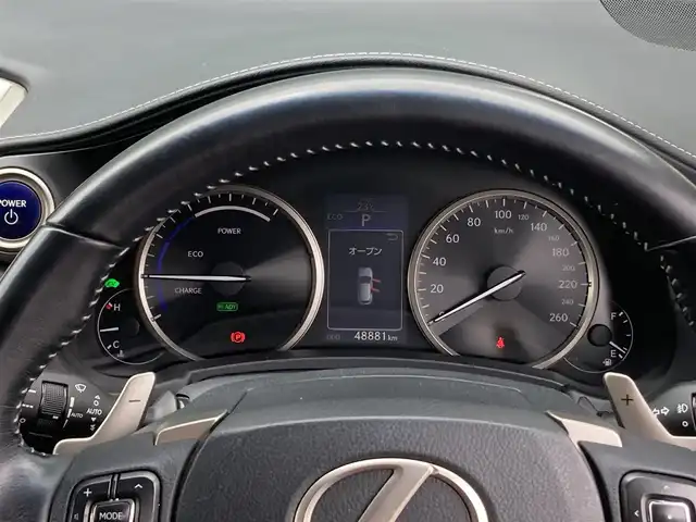 レクサス ＮＸ 300h バージョンL 香川県 2015(平27)年 4.9万km ソニッククォーツ 純正SDナビゲーション/フルセグ　AM FM CD DVD　USB　Bluetooth　AUX　SD/パワーバックドア/バックガイド　サイドモニター/クルーズコントロール/ドライブモードセレクト/革巻きステアリング/パドルシフト/ステアリングヒーター/革シート/前席シートヒーター/前席シートベンチレーション/前席パワーシート/運転席メモリーシート/パワーイージーアクセスシステム/電動格納リクライニング機能付6：4割分割可倒式リアシート/ETC2.0/社外前方ドライブレコーダー/プッシュスタート/AC100V　１００Wアクセサリーコンセント【リア】/電子パーキング　オートホールド/スマートキー/角型三眼LEDヘッドランプ/LEDデイライト/オートライトシステム/純正リアスポイラー/純正18インチアルミホイール
