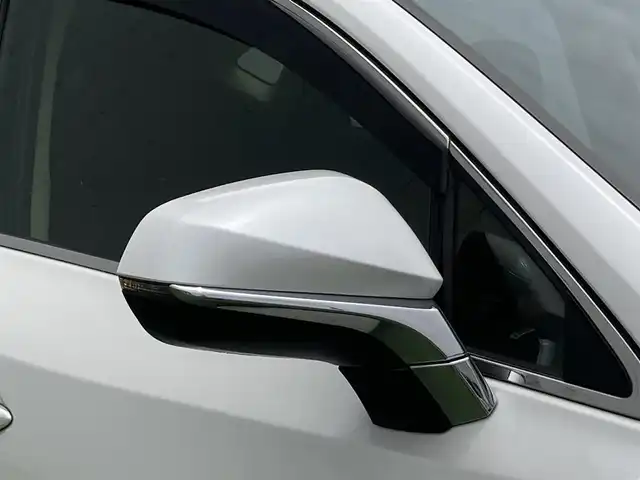 レクサス ＮＸ 300h バージョンL 香川県 2015(平27)年 4.9万km ソニッククォーツ 純正SDナビゲーション/フルセグ　AM FM CD DVD　USB　Bluetooth　AUX　SD/パワーバックドア/バックガイド　サイドモニター/クルーズコントロール/ドライブモードセレクト/革巻きステアリング/パドルシフト/ステアリングヒーター/革シート/前席シートヒーター/前席シートベンチレーション/前席パワーシート/運転席メモリーシート/パワーイージーアクセスシステム/電動格納リクライニング機能付6：4割分割可倒式リアシート/ETC2.0/社外前方ドライブレコーダー/プッシュスタート/AC100V　１００Wアクセサリーコンセント【リア】/電子パーキング　オートホールド/スマートキー/角型三眼LEDヘッドランプ/LEDデイライト/オートライトシステム/純正リアスポイラー/純正18インチアルミホイール