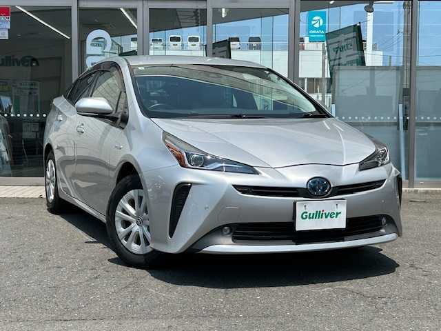 トヨタ プリウス S 青森県 2019(令1)年 4.5万km シルバーM 寒冷地仕様/１オーナー車両/トヨタ純正OPエンジンスターター/カロッツェリアＳＤナビ/ラジオ　フルセグTV　BlueTooth接続　CD・DVD再生/カロッツェリア前方ドライブレコーダー/バックカメラ/前後コーナーセンサー/オートハイビーム/レーダークルーズコントロール/純正フロアマット/レーンキープアシスト/取扱説明書/ナビ取説/スペアキーあり