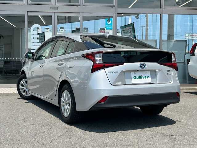 トヨタ プリウス S 青森県 2019(令1)年 4.5万km シルバーM 寒冷地仕様/１オーナー車両/トヨタ純正OPエンジンスターター/カロッツェリアＳＤナビ/ラジオ　フルセグTV　BlueTooth接続　CD・DVD再生/カロッツェリア前方ドライブレコーダー/バックカメラ/前後コーナーセンサー/オートハイビーム/レーダークルーズコントロール/純正フロアマット/レーンキープアシスト/取扱説明書/ナビ取説/スペアキーあり