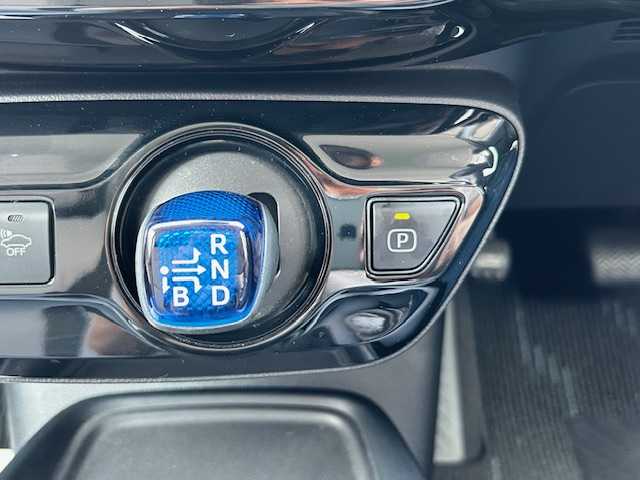 トヨタ プリウス S 青森県 2019(令1)年 4.5万km シルバーM 寒冷地仕様/１オーナー車両/トヨタ純正OPエンジンスターター/カロッツェリアＳＤナビ/ラジオ　フルセグTV　BlueTooth接続　CD・DVD再生/カロッツェリア前方ドライブレコーダー/バックカメラ/前後コーナーセンサー/オートハイビーム/レーダークルーズコントロール/純正フロアマット/レーンキープアシスト/取扱説明書/ナビ取説/スペアキーあり