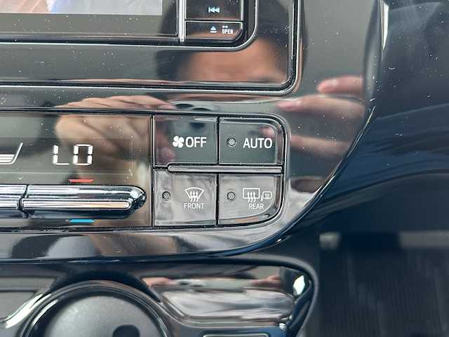 トヨタ プリウス S 青森県 2019(令1)年 4.5万km シルバーM 寒冷地仕様/１オーナー車両/トヨタ純正OPエンジンスターター/カロッツェリアＳＤナビ/ラジオ　フルセグTV　BlueTooth接続　CD・DVD再生/カロッツェリア前方ドライブレコーダー/バックカメラ/前後コーナーセンサー/オートハイビーム/レーダークルーズコントロール/純正フロアマット/レーンキープアシスト/取扱説明書/ナビ取説/スペアキーあり