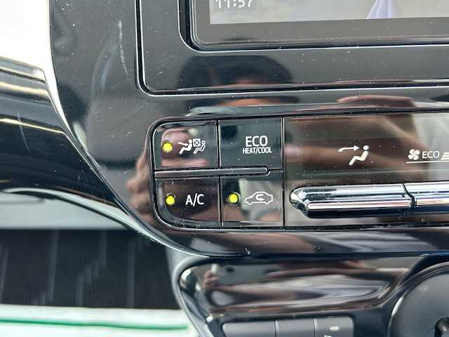 トヨタ プリウス S 青森県 2019(令1)年 4.5万km シルバーM 寒冷地仕様/１オーナー車両/トヨタ純正OPエンジンスターター/カロッツェリアＳＤナビ/ラジオ　フルセグTV　BlueTooth接続　CD・DVD再生/カロッツェリア前方ドライブレコーダー/バックカメラ/前後コーナーセンサー/オートハイビーム/レーダークルーズコントロール/純正フロアマット/レーンキープアシスト/取扱説明書/ナビ取説/スペアキーあり