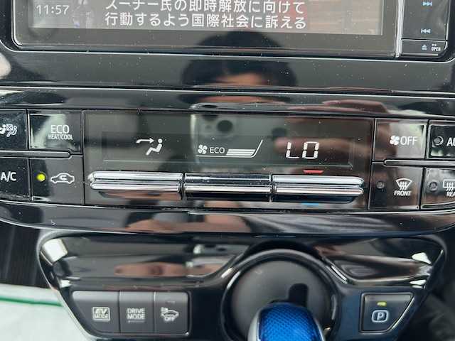 トヨタ プリウス S 青森県 2019(令1)年 4.5万km シルバーM 寒冷地仕様/１オーナー車両/トヨタ純正OPエンジンスターター/カロッツェリアＳＤナビ/ラジオ　フルセグTV　BlueTooth接続　CD・DVD再生/カロッツェリア前方ドライブレコーダー/バックカメラ/前後コーナーセンサー/オートハイビーム/レーダークルーズコントロール/純正フロアマット/レーンキープアシスト/取扱説明書/ナビ取説/スペアキーあり