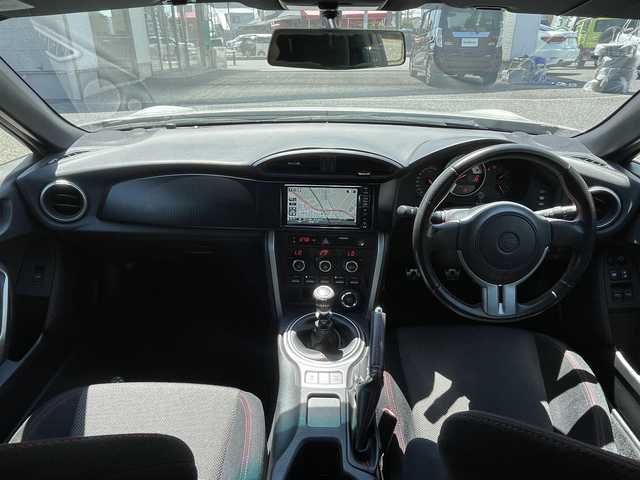 トヨタ ８６ GT 埼玉県 2013(平25)年 5.2万km サテンホワイトパール ・TRDエアロ/・HKSマフラー/・HKSサスペンション/・HKSタワーバー/・HKSマフラー/・ADVAN Racing RGIII 18インチAW/・HKSフラッシュエディター/・アルパインナビ/・バックカメラ/・プッシュスタート/・スマートキー×２/・革巻きステアリング/・電格ミラー/・オートライト/・フォグライト/・ワンオーナー/・ディーラー点検記録簿/・取扱説明書/・保証書/・純正AW積込み