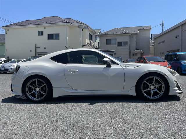 トヨタ ８６ GT 埼玉県 2013(平25)年 5.2万km サテンホワイトパール ・TRDエアロ/・HKSマフラー/・HKSサスペンション/・HKSタワーバー/・HKSマフラー/・ADVAN Racing RGIII 18インチAW/・HKSフラッシュエディター/・アルパインナビ/・バックカメラ/・プッシュスタート/・スマートキー×２/・革巻きステアリング/・電格ミラー/・オートライト/・フォグライト/・ワンオーナー/・ディーラー点検記録簿/・取扱説明書/・保証書/・純正AW積込み