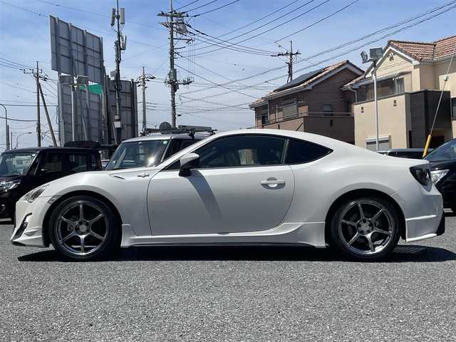 トヨタ ８６ GT 埼玉県 2013(平25)年 5.2万km サテンホワイトパール ・TRDエアロ/・HKSマフラー/・HKSサスペンション/・HKSタワーバー/・HKSマフラー/・ADVAN Racing RGIII 18インチAW/・HKSフラッシュエディター/・アルパインナビ/・バックカメラ/・プッシュスタート/・スマートキー×２/・革巻きステアリング/・電格ミラー/・オートライト/・フォグライト/・ワンオーナー/・ディーラー点検記録簿/・取扱説明書/・保証書/・純正AW積込み