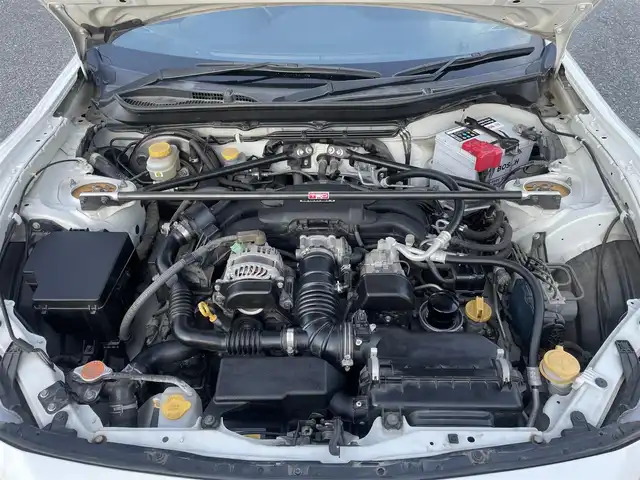 トヨタ ８６ GT 埼玉県 2013(平25)年 5.2万km サテンホワイトパール ・ディーラー点検記録簿/・ワンオーナー/・TRDエアロ/・HKSマフラー/・HKSサスペンション/・HKSタワーバー/・HKSマフラー/・ADVAN Racing RGIII 18インチAW/・純正アルミ車載/・HKSフラッシュエディター/・アルパインナビ/・バックカメラ/・プッシュスタート/・スマートキー×２/・革巻きステアリング/・電格ミラー/・オートライト/・フォグライト/・保証書/・取扱説明書