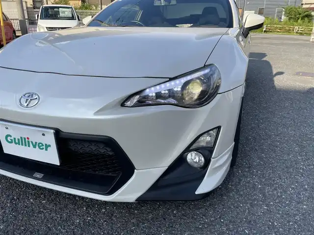 トヨタ ８６ GT 埼玉県 2013(平25)年 5.2万km サテンホワイトパール ・ディーラー点検記録簿/・ワンオーナー/・TRDエアロ/・HKSマフラー/・HKSサスペンション/・HKSタワーバー/・HKSマフラー/・ADVAN Racing RGIII 18インチAW/・純正アルミ車載/・HKSフラッシュエディター/・アルパインナビ/・バックカメラ/・プッシュスタート/・スマートキー×２/・革巻きステアリング/・電格ミラー/・オートライト/・フォグライト/・保証書/・取扱説明書