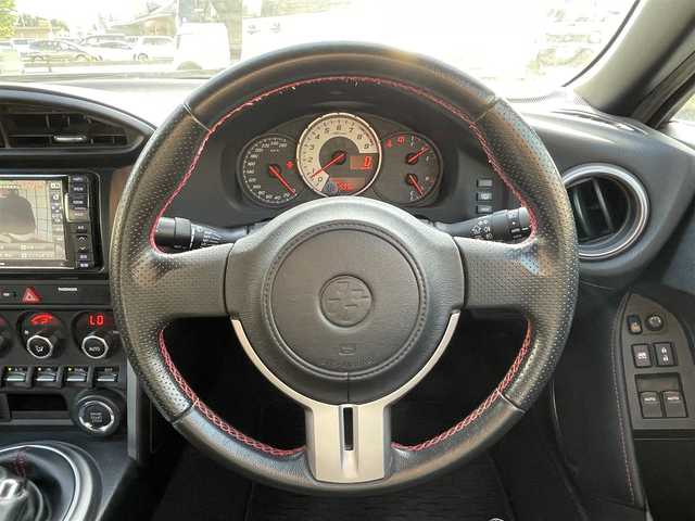 トヨタ ８６ GT 埼玉県 2013(平25)年 5.2万km サテンホワイトパール ・ディーラー点検記録簿/・ワンオーナー/・TRDエアロ/・HKSマフラー/・HKSサスペンション/・HKSタワーバー/・HKSマフラー/・ADVAN Racing RGIII 18インチAW/・純正アルミ車載/・HKSフラッシュエディター/・アルパインナビ/・バックカメラ/・プッシュスタート/・スマートキー×２/・革巻きステアリング/・電格ミラー/・オートライト/・フォグライト/・保証書/・取扱説明書