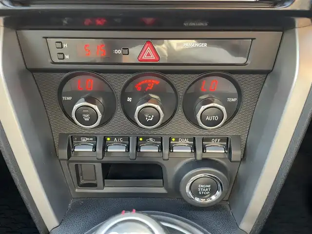 トヨタ ８６ GT 埼玉県 2013(平25)年 5.2万km サテンホワイトパール ・ディーラー点検記録簿/・ワンオーナー/・TRDエアロ/・HKSマフラー/・HKSサスペンション/・HKSタワーバー/・HKSマフラー/・ADVAN Racing RGIII 18インチAW/・純正アルミ車載/・HKSフラッシュエディター/・アルパインナビ/・バックカメラ/・プッシュスタート/・スマートキー×２/・革巻きステアリング/・電格ミラー/・オートライト/・フォグライト/・保証書/・取扱説明書
