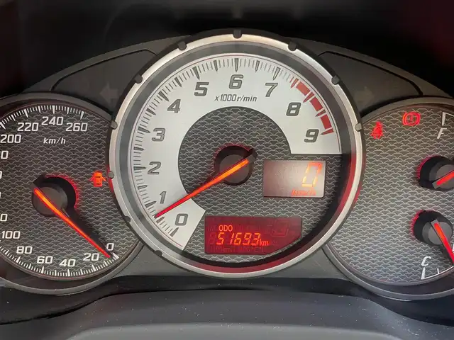 トヨタ ８６ GT 埼玉県 2013(平25)年 5.2万km サテンホワイトパール ・ディーラー点検記録簿/・ワンオーナー/・TRDエアロ/・HKSマフラー/・HKSサスペンション/・HKSタワーバー/・HKSマフラー/・ADVAN Racing RGIII 18インチAW/・純正アルミ車載/・HKSフラッシュエディター/・アルパインナビ/・バックカメラ/・プッシュスタート/・スマートキー×２/・革巻きステアリング/・電格ミラー/・オートライト/・フォグライト/・保証書/・取扱説明書