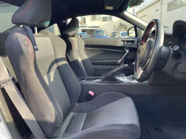 トヨタ ８６ GT 埼玉県 2013(平25)年 5.2万km サテンホワイトパール ・ディーラー点検記録簿/・ワンオーナー/・TRDエアロ/・HKSマフラー/・HKSサスペンション/・HKSタワーバー/・HKSマフラー/・ADVAN Racing RGIII 18インチAW/・純正アルミ車載/・HKSフラッシュエディター/・アルパインナビ/・バックカメラ/・プッシュスタート/・スマートキー×２/・革巻きステアリング/・電格ミラー/・オートライト/・フォグライト/・保証書/・取扱説明書