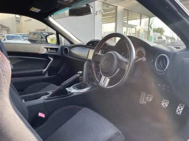 トヨタ ８６ GT 埼玉県 2013(平25)年 5.2万km サテンホワイトパール ・ディーラー点検記録簿/・ワンオーナー/・TRDエアロ/・HKSマフラー/・HKSサスペンション/・HKSタワーバー/・HKSマフラー/・ADVAN Racing RGIII 18インチAW/・純正アルミ車載/・HKSフラッシュエディター/・アルパインナビ/・バックカメラ/・プッシュスタート/・スマートキー×２/・革巻きステアリング/・電格ミラー/・オートライト/・フォグライト/・保証書/・取扱説明書