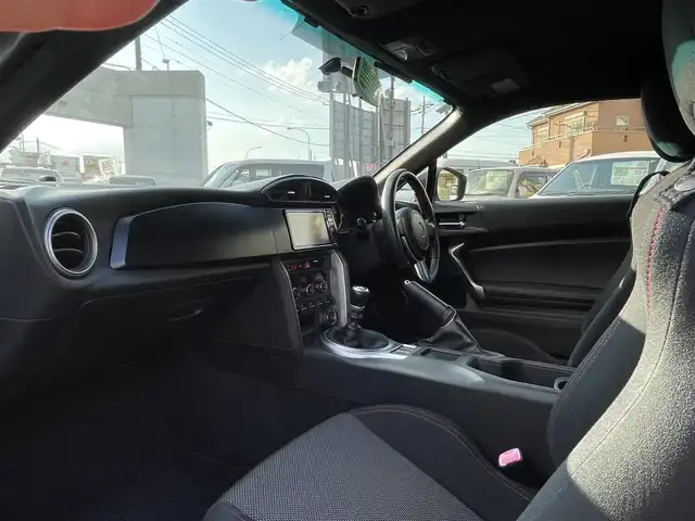 トヨタ ８６ GT 埼玉県 2013(平25)年 5.2万km サテンホワイトパール ・ディーラー点検記録簿/・ワンオーナー/・TRDエアロ/・HKSマフラー/・HKSサスペンション/・HKSタワーバー/・HKSマフラー/・ADVAN Racing RGIII 18インチAW/・純正アルミ車載/・HKSフラッシュエディター/・アルパインナビ/・バックカメラ/・プッシュスタート/・スマートキー×２/・革巻きステアリング/・電格ミラー/・オートライト/・フォグライト/・保証書/・取扱説明書