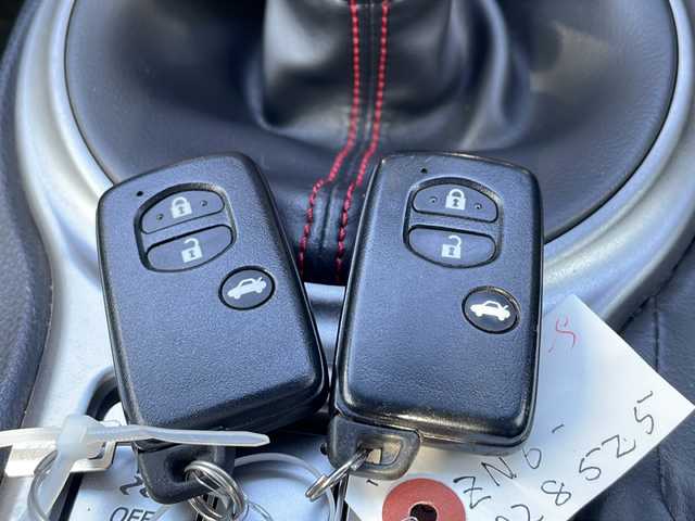 トヨタ ８６ GT 広島県 2013(平25)年 5.2万km サテンホワイトパール ・ディーラー点検記録H26:27年/・HKSテクニカルファクトリー点検記録/H28:30:R2:4:6年有り/・ワンオーナー/・TRDエアロ/・HKSマフラー/・HKSサスペンション/・HKSタワーバー/・HKSフラッシュエディター/・ADVAN Racing RGIII 18インチAW/・純正アルミ車載/・KSP 　ワイドレッドスペーサー/・ヴァレンティLEDテールランプ/・社外ヘッドライト/・アルパインナビTV/・バックカメラ/・プッシュスタート/・スマートキー×２/・革巻きステアリング/・電格ミラー/・オートライト/・フォグライト/・保証書/・取扱説明書