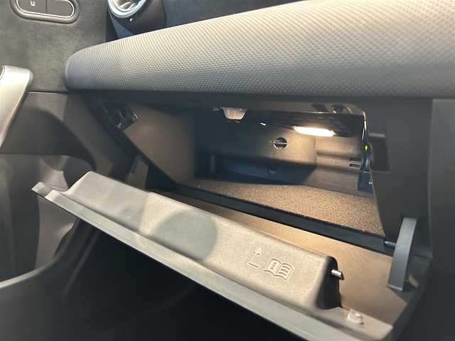 メルセデス・ベンツ ＣＬＡ２００ｄ AMGライン 福岡県 2022(令4)年 1.3万km コスモスブラック ＡＭＧラインＰＫＧ　/マルチビームＬＥＤヘッドライト　/ＡＣＣ　/ＢＳＭ　/アンビエントライト　/ハーフレザー　/純正ナビ／フルセグ　/Ｂｌｕｅｔｏｏｔｈ　/Ｂカメラ　/前後ドライブレコーダー　/純正１８インチＡＷ