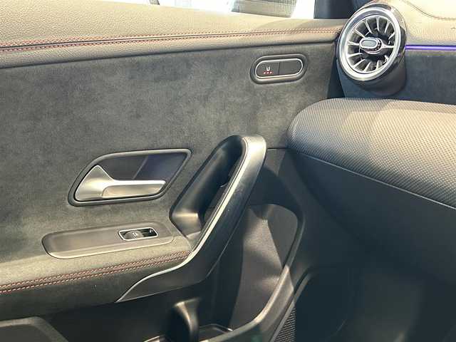 メルセデス・ベンツ ＣＬＡ２００ｄ AMGライン 福岡県 2022(令4)年 1.3万km コスモスブラック ＡＭＧラインＰＫＧ　/マルチビームＬＥＤヘッドライト　/ＡＣＣ　/ＢＳＭ　/アンビエントライト　/ハーフレザー　/純正ナビ／フルセグ　/Ｂｌｕｅｔｏｏｔｈ　/Ｂカメラ　/前後ドライブレコーダー　/純正１８インチＡＷ