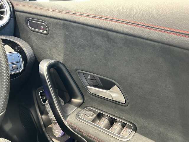 メルセデス・ベンツ ＣＬＡ２００ｄ AMGライン 福岡県 2022(令4)年 1.3万km コスモスブラック ＡＭＧラインＰＫＧ　/マルチビームＬＥＤヘッドライト　/ＡＣＣ　/ＢＳＭ　/アンビエントライト　/ハーフレザー　/純正ナビ／フルセグ　/Ｂｌｕｅｔｏｏｔｈ　/Ｂカメラ　/前後ドライブレコーダー　/純正１８インチＡＷ