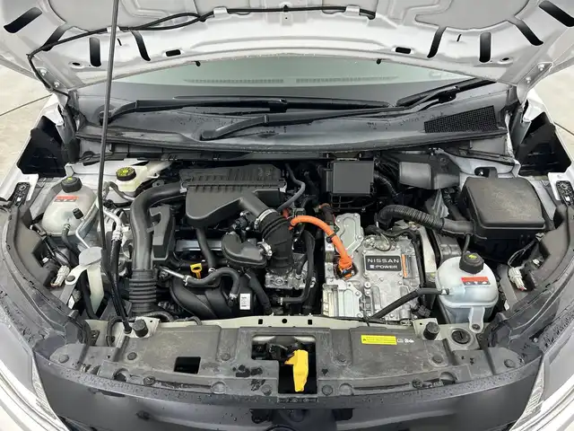 日産 ノート S 三重県 2021(令3)年 4.6万km ピュアホワイトパール ナビ取付パッケージ/アラウンドビューモニター/ナビ非連動/インテリジェントルームミラー/BSW+BSI+RCTA/リモコンドアミラー/インテリジェントキー/LEDヘッドランプ/アダプティブLEDヘッドライトシステム/LEDフォグランプ/エマージェンシーブレーキ/車線逸脱警報/コーナーセンサー/社外ナビ（D308BT）/・CD/DVD/BT/FM/AM/ステアリングスイッチ（ナビ非連動）/電動パーキングブレーキ/オートホールド/オートライト/スペアキー/純正ホイールタイヤ2025年製造/レンタカーアップ/社外前方ドライブレコーダー/ETC/社外フロアマット