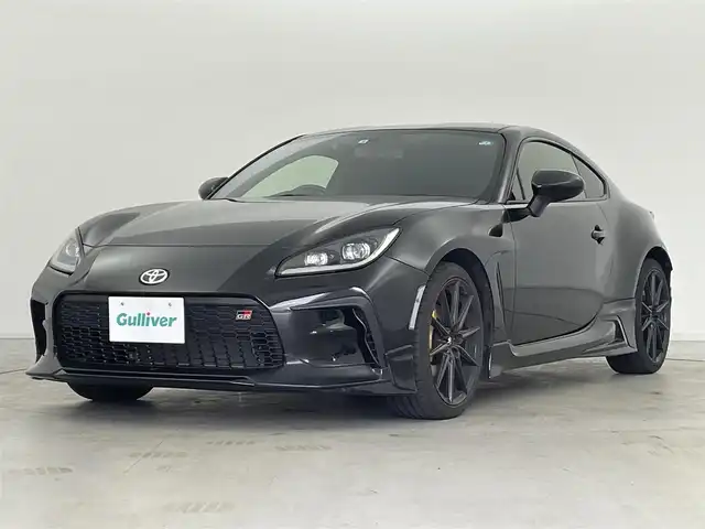 トヨタ ＧＲ８６ RZ 群馬県 2022(令4)年 1.8万km クリスタルブラックシリカ GRエアロ（フロント/サイド/リヤアンダー）/GRマフラー/ResultJapanキャリパーカバー(イエロー)/＝＝＝＝＝/純正9インチディーラーナビ(NSZT-Y68T)/・AM/FM/CD/DVD/SD/Bluetooth/フルセグTV/バックカメラ/アイサイトコアテクノロジー/・プリクラッシュブレーキ/・定速/全車速追従機能付クルーズコントロール/・車線逸脱警報/ふらつき警報/先行車発進お知らせ機能/・AT誤発進抑制制御/AT誤後進抑制制御/・後退時ブレーキアシスト/・クリアランスソナー（リヤ）/ハイビームアシスト/ステアリング連動ヘッドランプ/後側方警戒支援システム/ハーフレザーシート/前席シートヒーター /パドルシフト/スマートキー/プッシュスタート/ETC/LEDヘッドライト/リヤフォグランプ /防眩ミラー