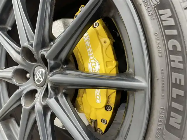 トヨタ ＧＲ８６ RZ 群馬県 2022(令4)年 1.8万km クリスタルブラックシリカ GRエアロ（フロント/サイド/リヤアンダー）/GRマフラー/ResultJapanキャリパーカバー(イエロー)/＝＝＝＝＝/純正9インチディーラーナビ(NSZT-Y68T)/・AM/FM/CD/DVD/SD/Bluetooth/フルセグTV/バックカメラ/アイサイトコアテクノロジー/・プリクラッシュブレーキ/・定速/全車速追従機能付クルーズコントロール/・車線逸脱警報/ふらつき警報/先行車発進お知らせ機能/・AT誤発進抑制制御/AT誤後進抑制制御/・後退時ブレーキアシスト/・クリアランスソナー（リヤ）/ハイビームアシスト/ステアリング連動ヘッドランプ/後側方警戒支援システム/ハーフレザーシート/前席シートヒーター /パドルシフト/スマートキー/プッシュスタート/ETC/LEDヘッドライト/リヤフォグランプ /防眩ミラー