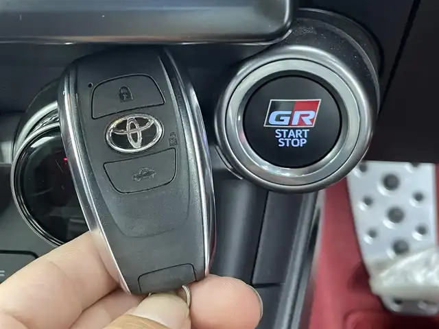 トヨタ ＧＲ８６ RZ 群馬県 2022(令4)年 1.8万km クリスタルブラックシリカ GRエアロ（フロント/サイド/リヤアンダー）/GRマフラー/ResultJapanキャリパーカバー(イエロー)/＝＝＝＝＝/純正9インチディーラーナビ(NSZT-Y68T)/・AM/FM/CD/DVD/SD/Bluetooth/フルセグTV/バックカメラ/アイサイトコアテクノロジー/・プリクラッシュブレーキ/・定速/全車速追従機能付クルーズコントロール/・車線逸脱警報/ふらつき警報/先行車発進お知らせ機能/・AT誤発進抑制制御/AT誤後進抑制制御/・後退時ブレーキアシスト/・クリアランスソナー（リヤ）/ハイビームアシスト/ステアリング連動ヘッドランプ/後側方警戒支援システム/ハーフレザーシート/前席シートヒーター /パドルシフト/スマートキー/プッシュスタート/ETC/LEDヘッドライト/リヤフォグランプ /防眩ミラー