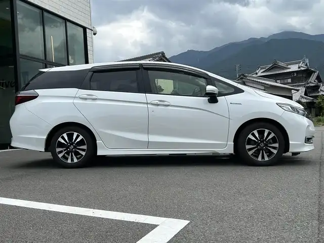 ホンダ シャトル ハイブリッド X ホンダセンシング 愛媛県 2020(令2)年 3.6万km プラチナホワイトパール 純正8型ナビ/バックカメラ/半革温シート/アダプティブクルーズコントロール/衝突被害軽減装置/車線逸脱防止装置/クリアランスソナー/パドルシフト/フロントワイパーデアイサー/前後ドライブレコーダー/LEDヘッドライト/電格ミラー/ヒートミラー/ステアリングリモコン/純正ラバーマット/ISOFIX/シガーソケット/現状サマー(純正AW)(185/60R15)/BRIDGESTONE EcoPia EP150
