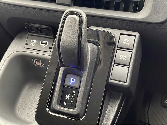 トヨタ シエンタ ハイブリッド Z 千葉県 2022(令4)年 0.8万km ダークグレー 10.5インチ純正ナビ/(FM/AM/Bluetooth/Miracast/フルセグTV)/アドバンストパーク/パノラミックビューモニター/パーキングサポートブレーキ/レーンディパーチャーアラート/ブラインドスポットモニター/クリアランスソナー/リヤクロストラフィックアラート/リヤカメラディテクション/ロードサインアシスト/プロアクティブドライビングアシスト/両側パワースライドドア/ビルトインETC/社外ルーフキャリア/Ｍｉｒａｃａｓｔ/ステアリングリモコン/社外デジタルセンターミラー/Ｔコネクト/テレビキャンセラー/純正リアスポイラー/ブラインドスポットモニター/カーボン調ドアノブカバー/ＵＳＢ充電/タイプＣ充電/100Ｖ充電/ドライブレコーダー/オートハイビーム/レーンキープアシスト