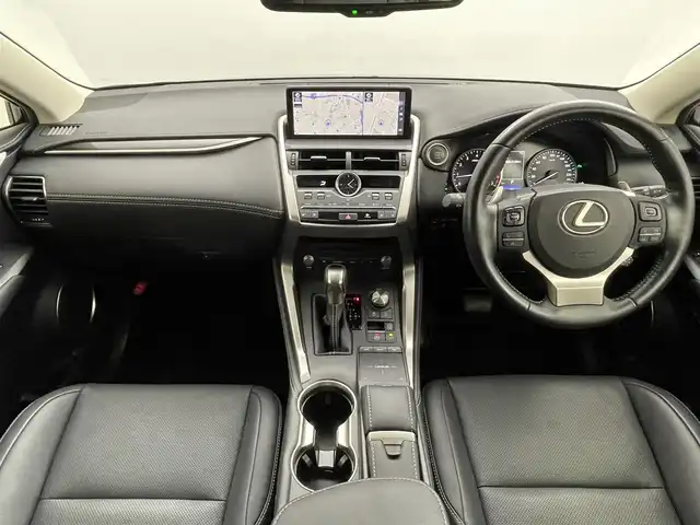 レクサス ＮＸ 300 バージョンL 埼玉県 2019(令1)年 3.6万km グラファイトブラックガラスフレーク サンルーフ/黒レザーシート/純正１０．２５型ナビ/　CD　DVD　Bluetooth　USB　MiraCast　フルセグＴＶ/パノラミックビューモニター/衝突被害軽減/レーダークルーズコントロール/レーンキープアシスト/ブラインドスポットモニター/ヘッドアップディスプレイ/パワーバックドア/シートヒーター/シートベンチレーション/ステアリングヒーター/メモリ機能付きパワーシート/パドルシフト/LEDオートライト/ETC2.0/純正１８インチアルミホイール