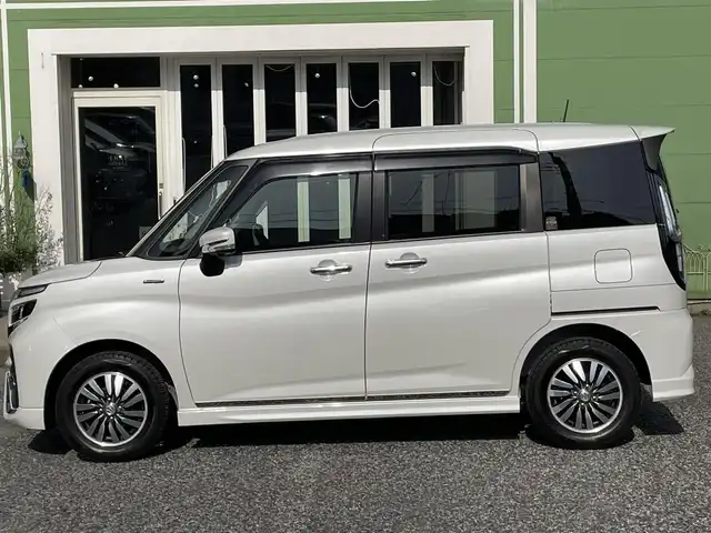 スズキ ソリオ バンディット HV SV 埼玉県 2023(令5)年 1.2万km ピュアホワイトP 純正10インチナビ/純正前後ドライブレコーダー/両側パワースライドドア/衝突被害軽減システム/レーンキープアシスト/後方コーナーセンサー/全方位カメラ/バックカメラ/フロントカメラ/サイドカメラ/レーダークルーズコントロール/ビルトインETC/シートヒーター/フルセグTV/Bluetooth/CD、DVD/LEDヘッドライト/フォグランプ/オートライト/オートマチックハイビーム/純正アルミホイール/純正フロアマット/プッシュスタート/スマートキー