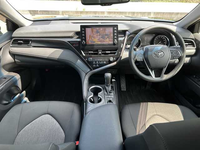 トヨタ カムリ G 富山県 2021(令3)年 1.4万km アティチュードブラックマイカ 純正ナビ/フルセグTV/純正17インチAW(215/55/R17)積み込み/社外16インチAWスタッドレスタイヤ/バックカメラ/Bluetooth/ドライブレコーダー/ETC/パワーシート(D席)/パワーバックドア/プリクラッシュセーフティ/レーダークルーズコントロール/LEDヘッドランプ/プッシュスタート/フォグランプ/スマートキー/スペアキー/LTA(レーントレーシングアシスト)/ドライバー異常時対応システム/オートマチックハイビーム/RSA(ロードサインアシスト)/BSM(ブラインドスポットモニター)/RCTA(リアクロストラフィックアラート)/パーキングアシスト/先行車発進告知/電動パーキングブレーキ/TPWS(タイヤ空気圧警報システム)/ステアリングスイッチ