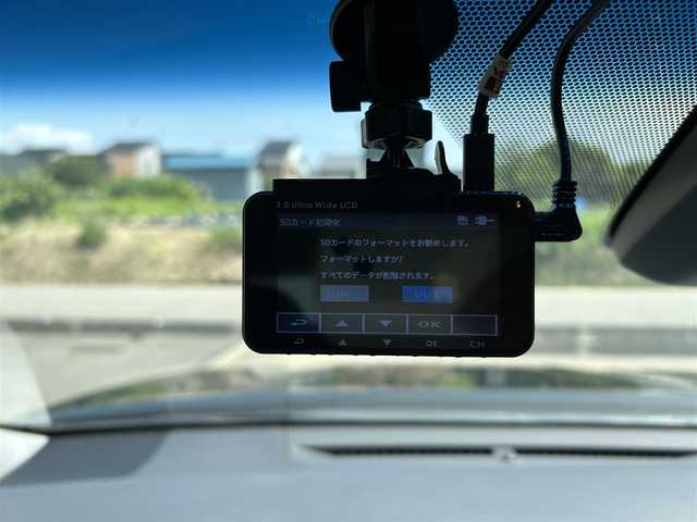 トヨタ カムリ G 富山県 2021(令3)年 1.4万km アティチュードブラックマイカ 純正ナビ/フルセグTV/純正17インチAW(215/55/R17)積み込み/社外16インチAWスタッドレスタイヤ/バックカメラ/Bluetooth/ドライブレコーダー/ETC/パワーシート(D席)/パワーバックドア/プリクラッシュセーフティ/レーダークルーズコントロール/LEDヘッドランプ/プッシュスタート/フォグランプ/スマートキー/スペアキー/LTA(レーントレーシングアシスト)/ドライバー異常時対応システム/オートマチックハイビーム/RSA(ロードサインアシスト)/BSM(ブラインドスポットモニター)/RCTA(リアクロストラフィックアラート)/パーキングアシスト/先行車発進告知/電動パーキングブレーキ/TPWS(タイヤ空気圧警報システム)/ステアリングスイッチ