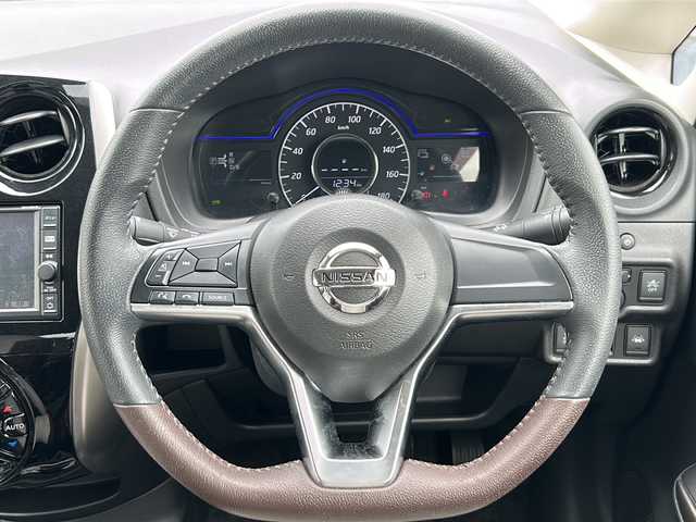 日産 ノート 茨城県 2017(平29)年 6.3万km 白 車両接近アラート/車線逸脱アラート/踏み間違え衝突防止アシスト/ビーグルダイナミクスコントロール/ヒルスタートアシスト/純正ナビ/　　BT/CD/DVD/フルセグ/バックカメラ/オートライト/15インチアルミホイール/スマートキー/ETC