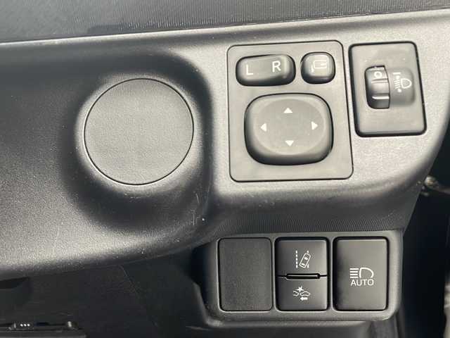 トヨタ アクア S 沖縄県 2017(平29)年 6.5万km グレーメタリック 社外ナビ　【MDR-L612W】/　(フルセグTV　Bluetooth)/バックカメラ　/トヨタセーフティセンス　/ドライブレコーダー　/レーンキープアシスト　/横滑り防止機能　/オートライト　/オートマチックハイビーム　/純正フロアマット　/パワーステアリング/ETC