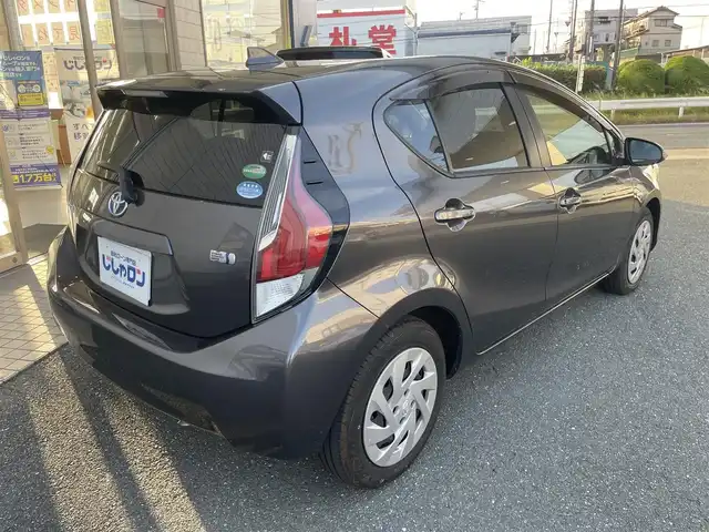 トヨタ アクア S 愛知県 2017(平29)年 6.5万km グレーメタリック (株)IDOMが運営する【じしゃロン豊川店】の自社ローン専用車両になります。こちらは現金またはオートローンご利用時の価格です。自社ローンご希望の方は別途その旨お申付け下さい / 社外SDナビ/　〇 フルセグ対応/　〇 BT対応/ バックカメラ/ ETC/ ドライブレコーダー/ ドアバイザー/ ウインカーミラー/ フロアマット