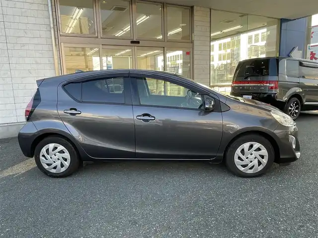 トヨタ アクア S 愛知県 2017(平29)年 6.5万km グレーメタリック (株)IDOMが運営する【じしゃロン豊川店】の自社ローン専用車両になります。こちらは現金またはオートローンご利用時の価格です。自社ローンご希望の方は別途その旨お申付け下さい / 社外SDナビ/　〇 フルセグ対応/　〇 BT対応/ バックカメラ/ ETC/ ドライブレコーダー/ ドアバイザー/ ウインカーミラー/ フロアマット