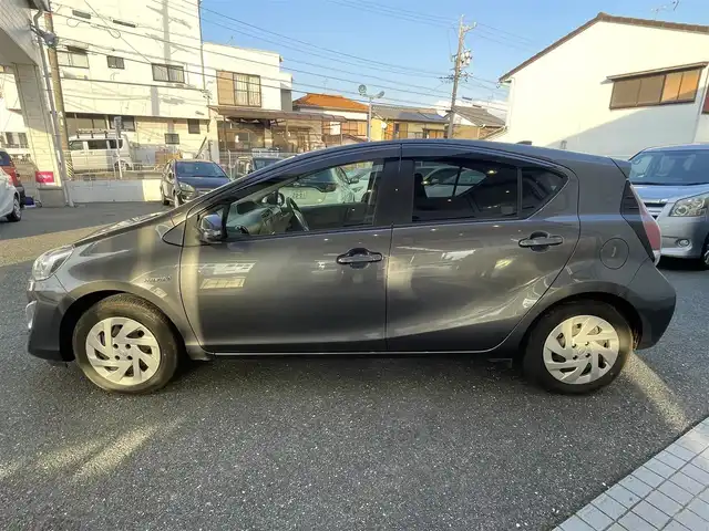 トヨタ アクア S 愛知県 2017(平29)年 6.5万km グレーメタリック (株)IDOMが運営する【じしゃロン豊川店】の自社ローン専用車両になります。こちらは現金またはオートローンご利用時の価格です。自社ローンご希望の方は別途その旨お申付け下さい / 社外SDナビ/　〇 フルセグ対応/　〇 BT対応/ バックカメラ/ ETC/ ドライブレコーダー/ ドアバイザー/ ウインカーミラー/ フロアマット