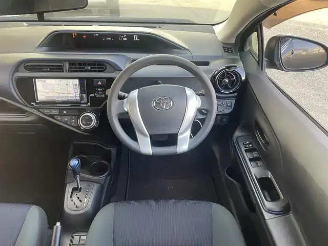 トヨタ アクア S 愛知県 2017(平29)年 6.5万km グレーメタリック (株)IDOMが運営する【じしゃロン豊川店】の自社ローン専用車両になります。こちらは現金またはオートローンご利用時の価格です。自社ローンご希望の方は別途その旨お申付け下さい / 社外SDナビ/　〇 フルセグ対応/　〇 BT対応/ バックカメラ/ ETC/ ドライブレコーダー/ ドアバイザー/ ウインカーミラー/ フロアマット