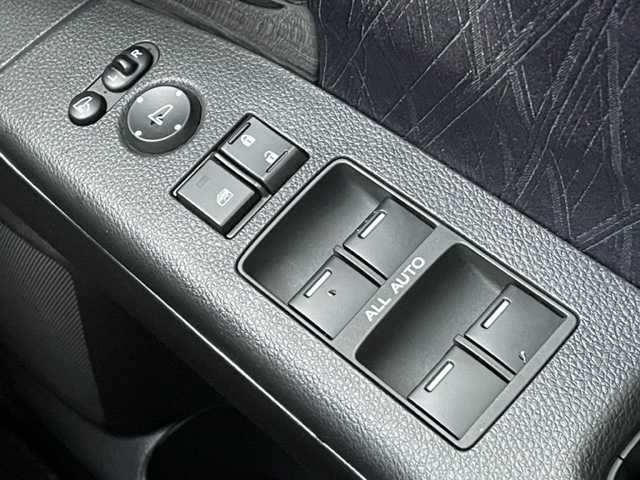 ホンダ オデッセイ アブソルート 20thアニバーサリー 茨城県 2015(平27)年 6.9万km パール 社外ＳＤナビ　/-BT/AM/FM/フルセグTV/クルーズコントロール　/バックカメラ/ＥＴＣ　/ドライブレコーダー　/アイドリングストップ　/パーキングアシスト　/両側パワースライドドア　/ハーフレザーシート　/D席パワーシート　/コーナーセンサー前後/純正フロアマット/純正アルミホイール/ウォークスルー/カーテンエアバッグ