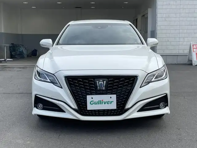 トヨタ クラウン ハイブリッド S Cパッケージ 群馬県 2019(平31)年 7.3万km ホワイトパールクリスタルシャイン トヨタセーフティセンス/・プリクラッシュセーフティ/・レーダークルーズコントロール/・ハイビームアシスト/・ブラインドスポットモニター/・レーントレーシングアシスト/・クリアランスソナー/・パーキングサポートブレーキ/・標識認識/純正8インチナビ/　　Bluetooth/フルセグ/CD/DVD/    FM/AM/USB/Miracast/    AUX/サウンドライブラリ/インテリジェントパーキングアシスト/パノラミックビューモニター/前席パワーシート/前席シートヒーター/ステアリングヒーター/オートLEDヘッドライト/フォグランプ/ヘッドアップディスプレイ/前方ドライブレコーダー/ビルドインETC2.0