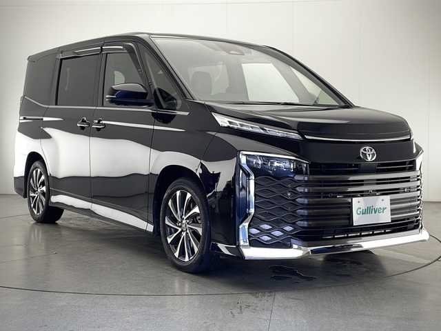 トヨタ ヴォクシー 宮崎県 2022(令4)年 2.5万km アティチュードブラックマイカ 純正ディスプレイオーディオナビ(フルセグTV/BT)/レーダークルコン/両側パワスラ/衝突軽減ブレーキ/コーナーセンサー/全方位モニター/パーキングアシスト/トヨタセーフティ/シートヒーター/HDMI/ステアリングスイッチ/ドラレコ前後/ETC2.0/USBポート/純正LEDヘッドライト/純正17インチアルミホイル/社外フロアマット/プッシュスタート/スマートキー