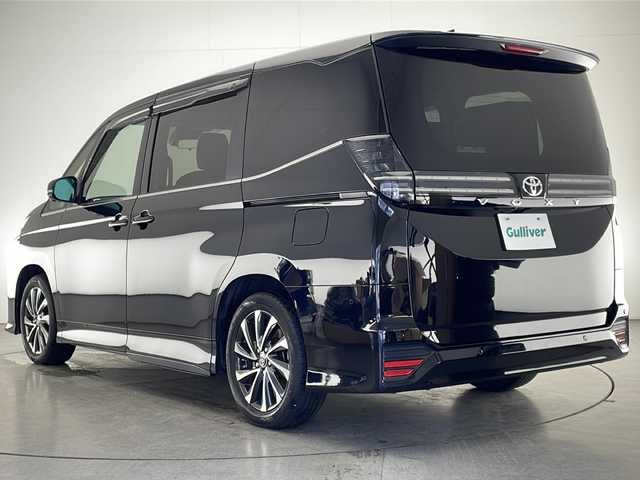 トヨタ ヴォクシー 宮崎県 2022(令4)年 2.5万km アティチュードブラックマイカ 純正ディスプレイオーディオナビ(フルセグTV/BT)/レーダークルコン/両側パワスラ/衝突軽減ブレーキ/コーナーセンサー/全方位モニター/パーキングアシスト/トヨタセーフティ/シートヒーター/HDMI/ステアリングスイッチ/ドラレコ前後/ETC2.0/USBポート/純正LEDヘッドライト/純正17インチアルミホイル/社外フロアマット/プッシュスタート/スマートキー