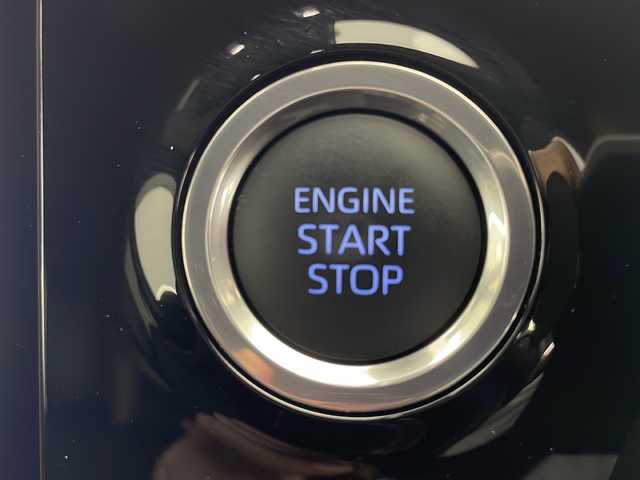 トヨタ ヴォクシー 宮崎県 2022(令4)年 2.5万km アティチュードブラックマイカ 純正ディスプレイオーディオナビ(フルセグTV/BT)/レーダークルコン/両側パワスラ/衝突軽減ブレーキ/コーナーセンサー/全方位モニター/パーキングアシスト/トヨタセーフティ/シートヒーター/HDMI/ステアリングスイッチ/ドラレコ前後/ETC2.0/USBポート/純正LEDヘッドライト/純正17インチアルミホイル/社外フロアマット/プッシュスタート/スマートキー