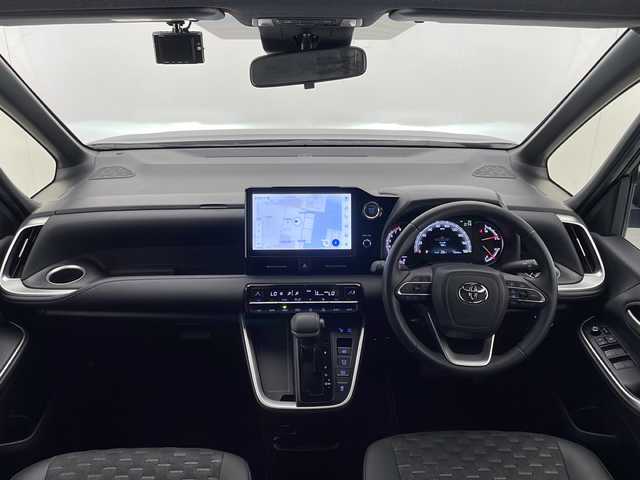 トヨタ ヴォクシー 宮崎県 2022(令4)年 2.5万km アティチュードブラックマイカ 純正ディスプレイオーディオナビ(フルセグTV/BT)/レーダークルコン/両側パワスラ/衝突軽減ブレーキ/コーナーセンサー/全方位モニター/パーキングアシスト/トヨタセーフティ/シートヒーター/HDMI/ステアリングスイッチ/ドラレコ前後/ETC2.0/USBポート/純正LEDヘッドライト/純正17インチアルミホイル/社外フロアマット/プッシュスタート/スマートキー