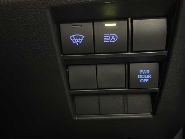 トヨタ ヴォクシー 宮崎県 2022(令4)年 2.5万km アティチュードブラックマイカ 純正ディスプレイオーディオナビ(フルセグTV/BT)/レーダークルコン/両側パワスラ/衝突軽減ブレーキ/コーナーセンサー/全方位モニター/パーキングアシスト/トヨタセーフティ/シートヒーター/HDMI/ステアリングスイッチ/ドラレコ前後/ETC2.0/USBポート/純正LEDヘッドライト/純正17インチアルミホイル/社外フロアマット/プッシュスタート/スマートキー